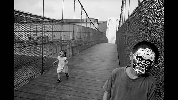 說明: Macintosh HD:Users:chendong:Desktop:張乾琦 工作坊:工作坊:官方作品:中文圖說:不存在的戰(zhàn)爭:6. 張乾琦，“不存在的戰(zhàn)爭”視頻截圖，2017.jpg