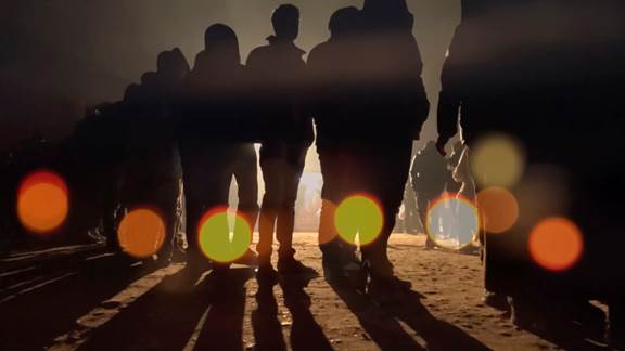 說明: Macintosh HD:Users:chendong:Desktop:張乾琦 工作坊:工作坊:官方作品:中文圖說:AZMA:5. 張乾琦，“AZMA”視頻截圖，2017 .jpg