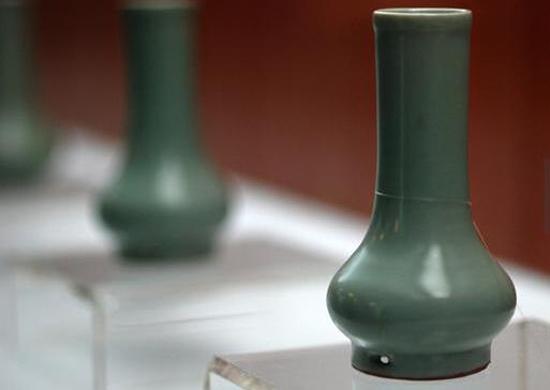 南宋，龍泉窯，粉青釉鼓腹瓶 
