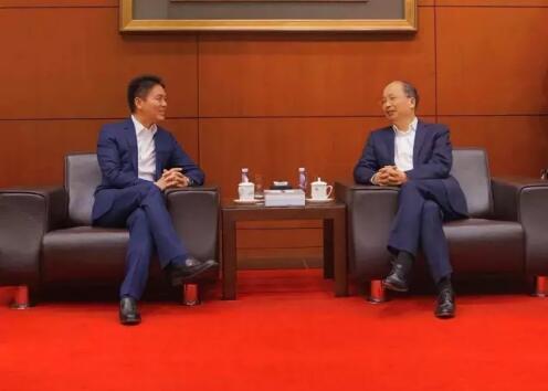 中國工商銀行董事長易會(huì)滿和京東集團(tuán)董事局主席兼首席執(zhí)行官劉強(qiáng)東見證了雙方合作協(xié)議的簽署。 