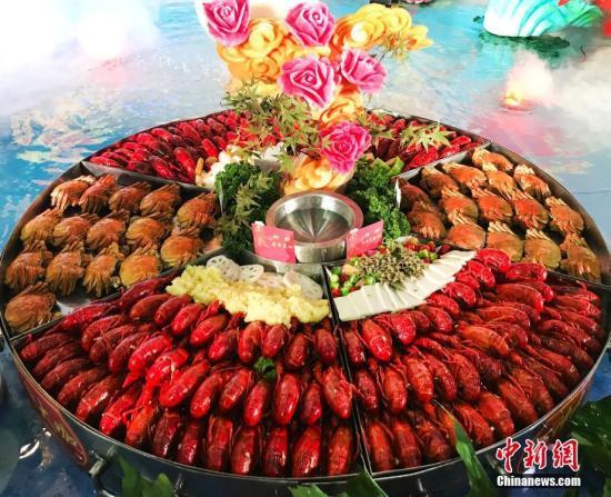 小龍蝦橫行德國(guó)柏林 政府鼓勵(lì)吃貨們大快朵頤！