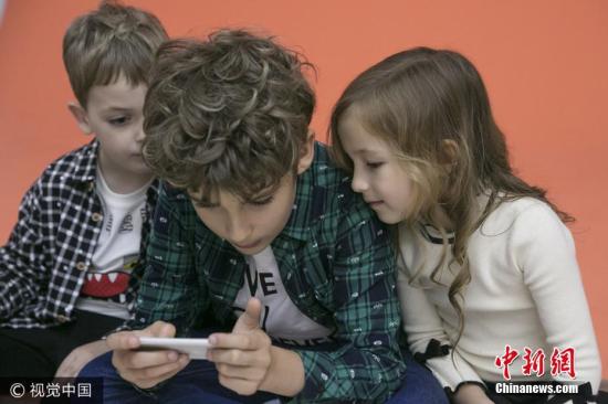 外報(bào)：一天滑手機(jī)80次 孩子網(wǎng)癮過(guò)高怎么辦？
