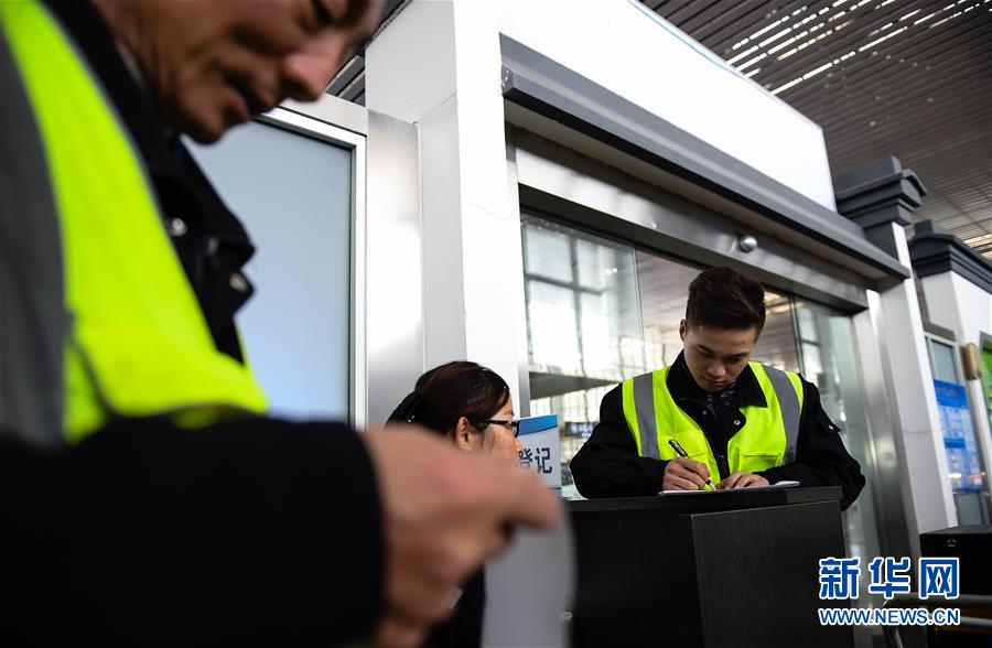 （關(guān)注春運·圖片故事）（3） 奔跑吧！高鐵送餐小哥