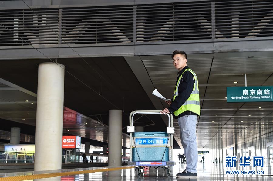 （關(guān)注春運·圖片故事）（7） 奔跑吧！高鐵送餐小哥