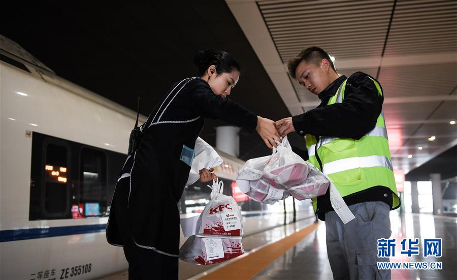 （關(guān)注春運·圖片故事）（8） 奔跑吧！高鐵送餐小哥