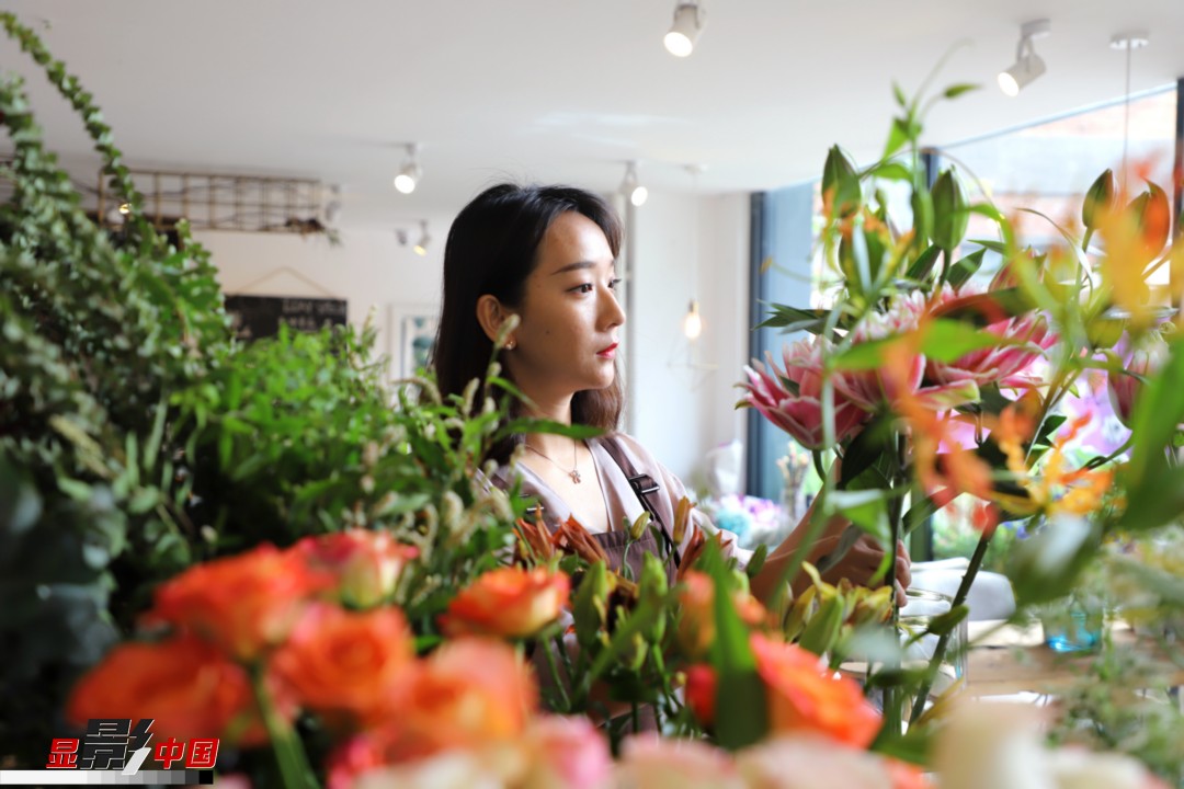 每天和花打交道是一個幸福的職業(yè)，但同時也充滿壓力和挑戰(zhàn)，“花在呈現(xiàn)給客人的那一瞬間是美好的，但前面的每一個步驟都是很辛苦的?！蓖趵桄抡f，花藝是最原始的手工藝產品，沒有辦法機械化、流程化和規(guī)模化，必須要用雙手一點點地賦予其生命和美感。圖為王黎媛在挑選制作花束的鮮花。新華網 周亞平/攝 念新洪/文