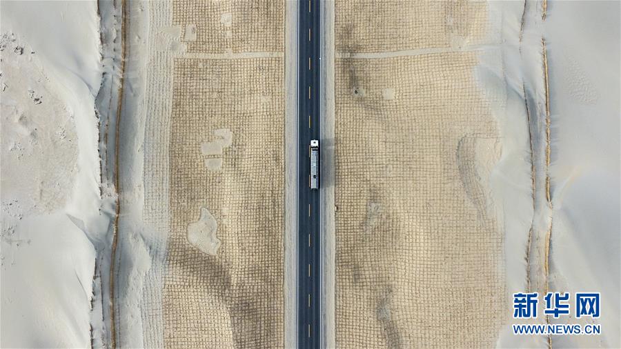 （壯闊東方潮奮進(jìn)新時代——慶祝改革開放40年）（4）公路在“死亡之海”里延伸