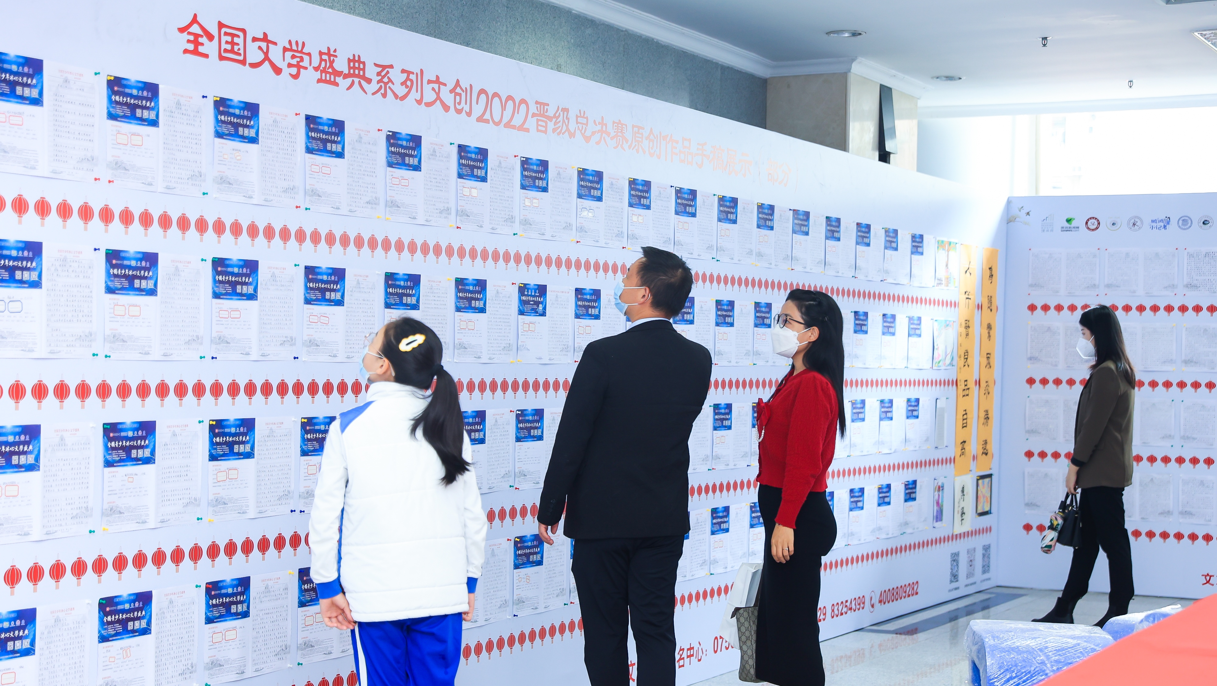 與會的領(lǐng)導(dǎo)嘉賓、師生文友共同走進全國文學(xué)盛典年度慶典現(xiàn)場展示區(qū)