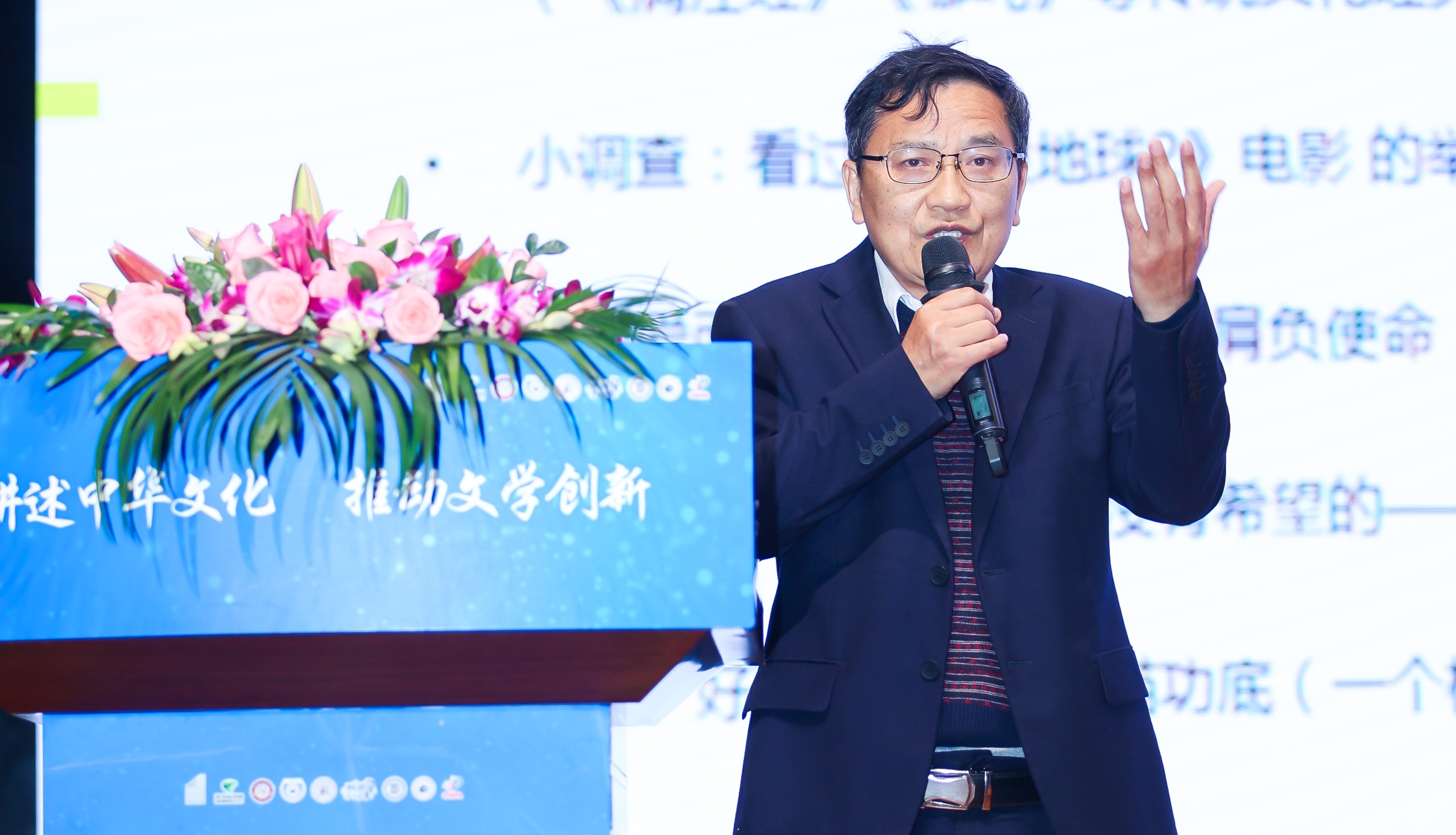 活動現(xiàn)場，“全國文學(xué)盛典名師大講堂”主講嘉賓謝晨為大家?guī)碇黝}講座